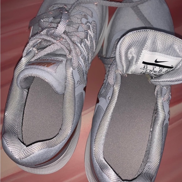 Nike sneakers size 8.5 - Picture 6 of 7